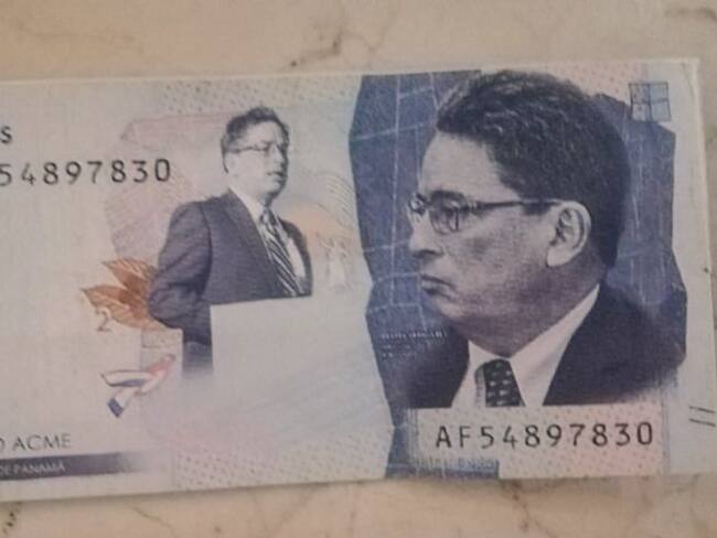 Lluvia de billetes “Carrasquilla” en medio de moción de censura