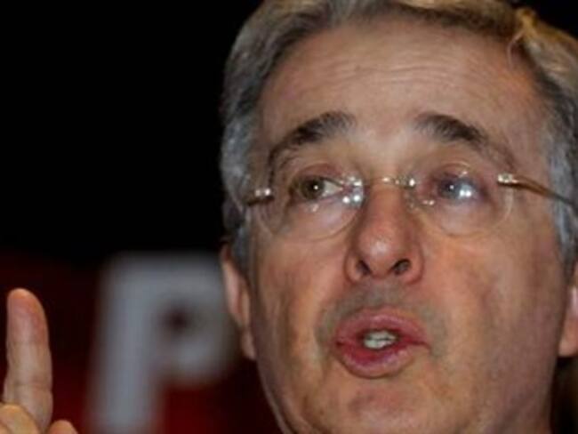 Uribe lanza 89 críticas a los 3 años del Gobierno Santos