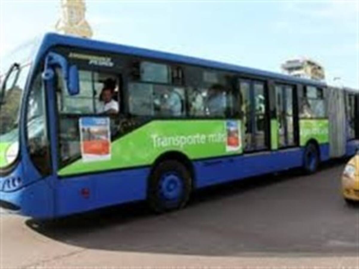 Mujeres podrán manejar buses de Transcaribe en Cartagena