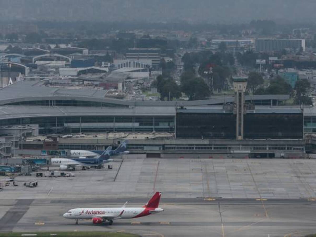 El aeropuerto El Dorado opera con restricciones por baja visibilidad