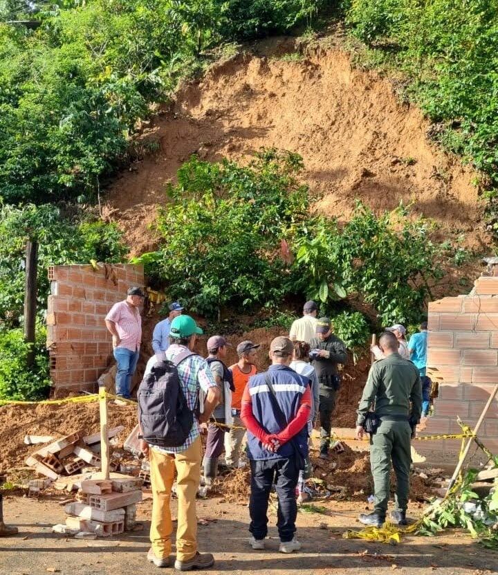 Las autoridades buscan a posibles desaparecidos en el derrumbe. Foto: Gobernación de Antioquia.