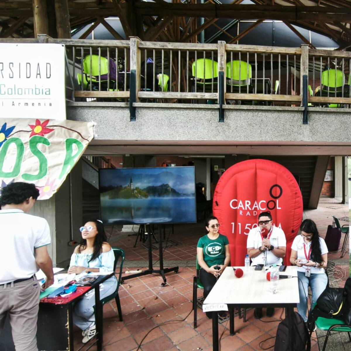 Universidad La Gran Colombia Armenia, en modo ambiental R, recuperar, reciclar, reducir y reutilizar