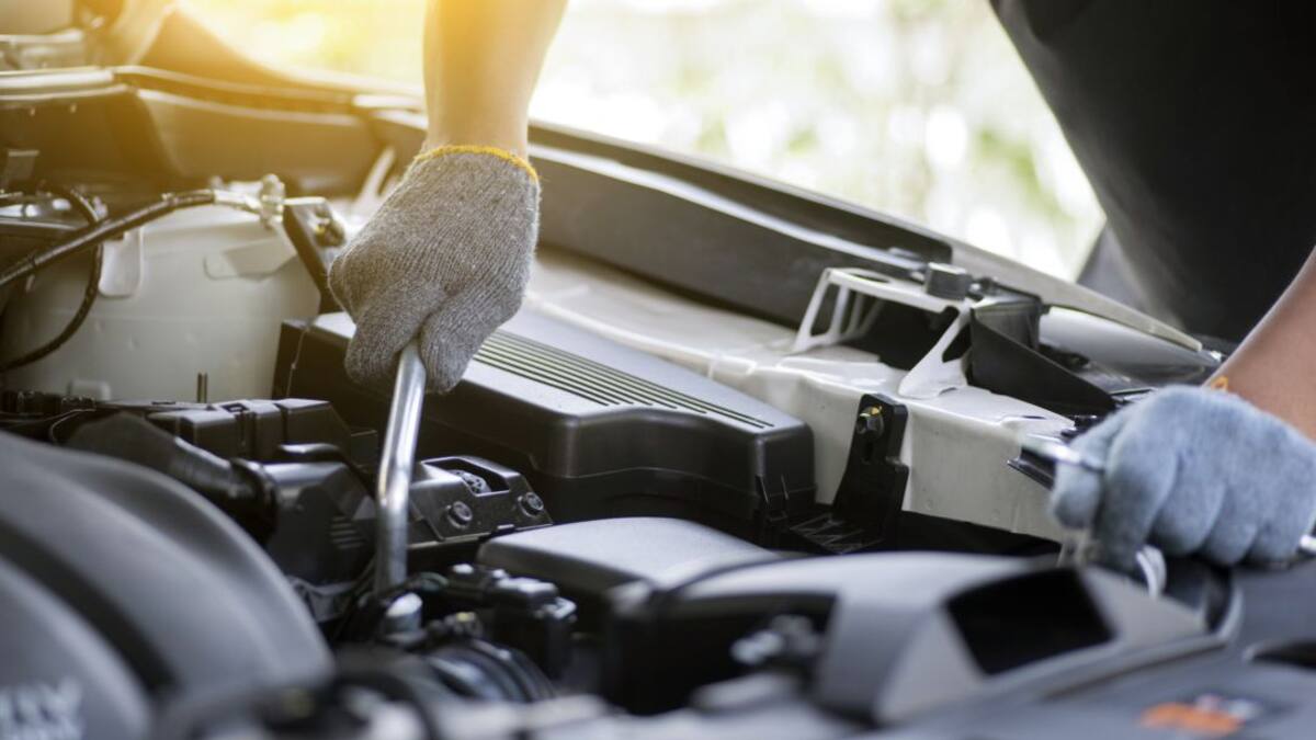 ¿Cómo arrancar un auto que se quedó sin batería?
