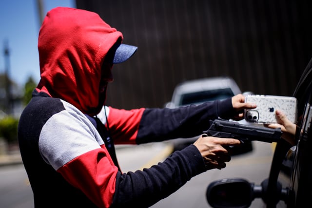 Ilustación de atraco a automóviles en Bogotá. Foto: (Colprensa)