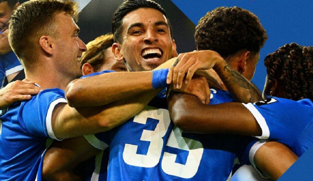 Daniel Muñoez festeja su primera anotación en la temporada.