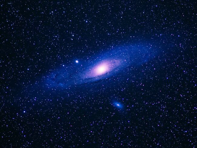 La galaxia de Andrómeda fotografiada desde las Montañas Blancas de California vía Grtty Images