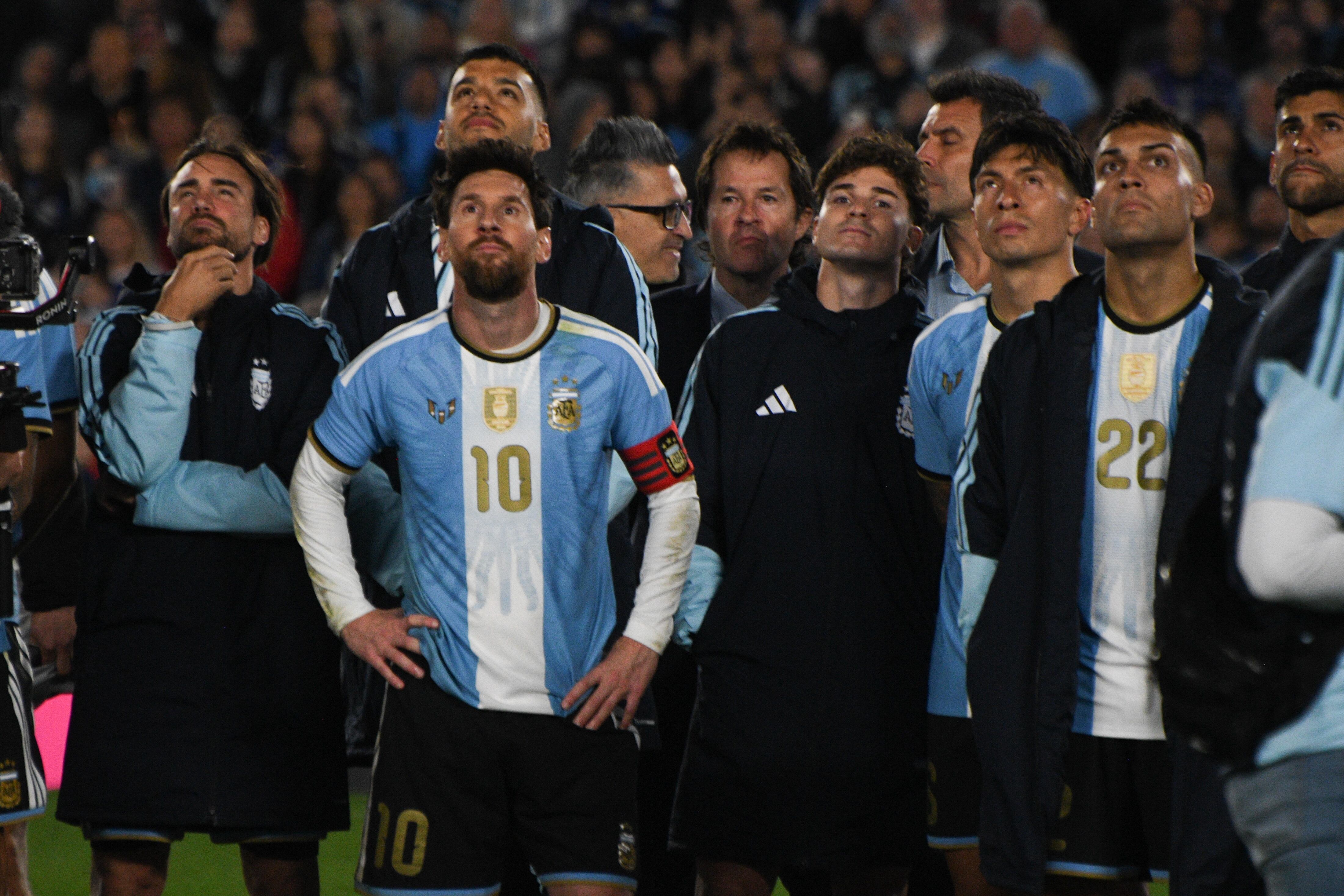 Lionel Messi y sus compañeros de la selección observan el show de drones al final del partido. (Photo By Sebastian Hipperdinger/Europa Press via Getty Images)