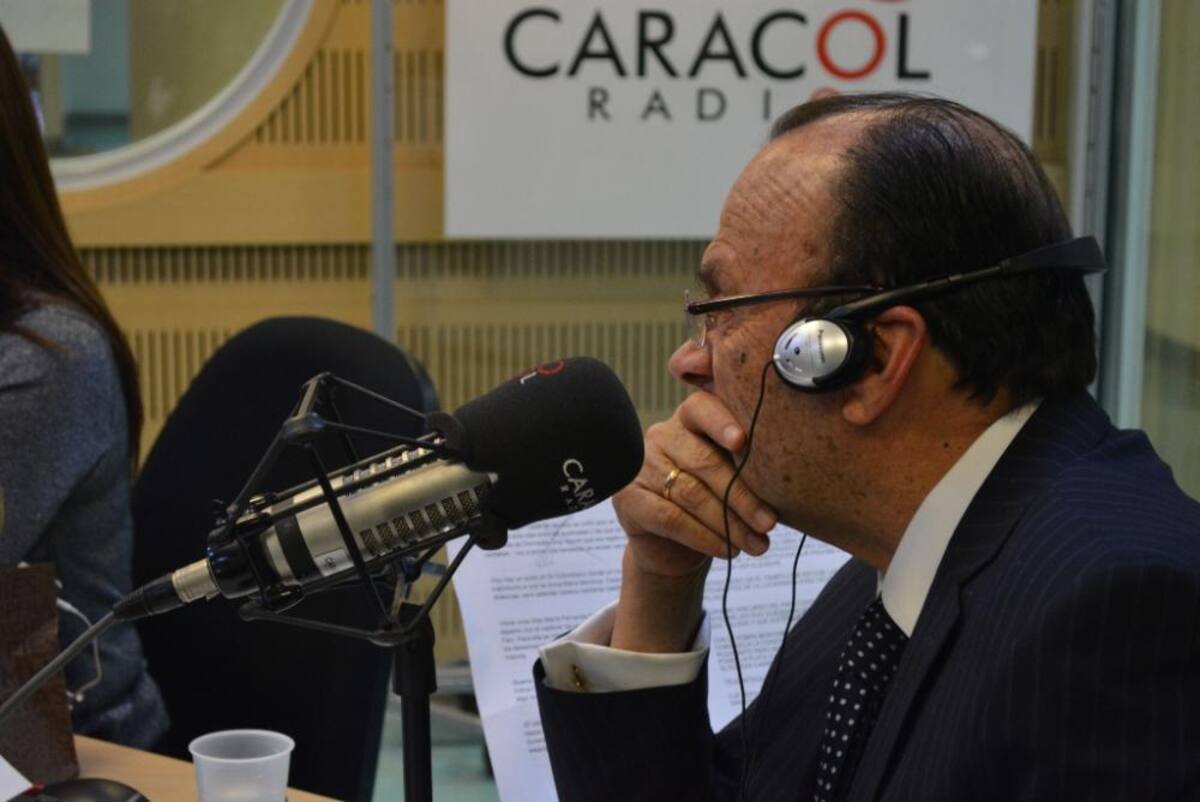 Tras dos décadas de estar inundando de humor a los colombianos, el admirado periodista se retira de La Luciérnaga, vea como desarrolla su último programa.