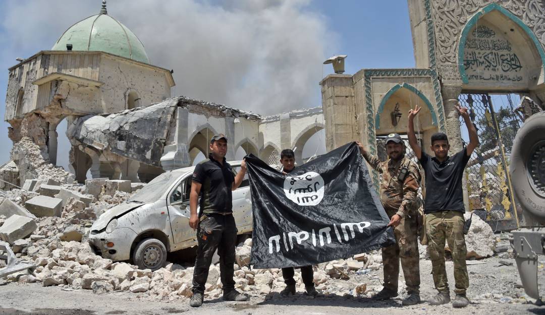 Grupo anti terrorismo iraquí con una bandera del Estado Islámico al revés.              Foto: Getty 