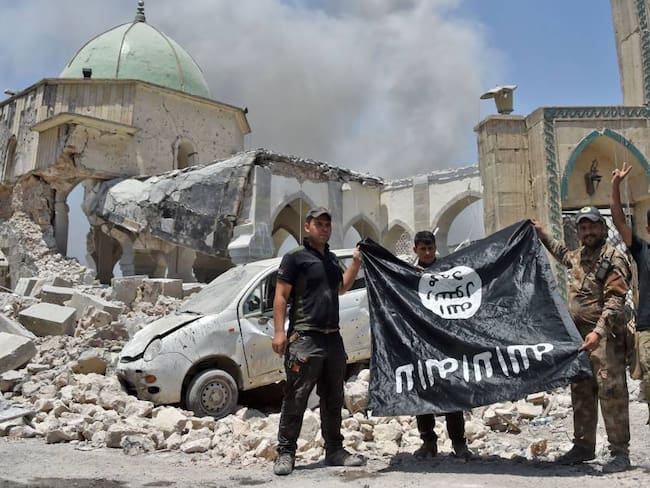 Grupo anti terrorismo iraquí con una bandera del Estado Islámico al revés.              Foto: Getty 