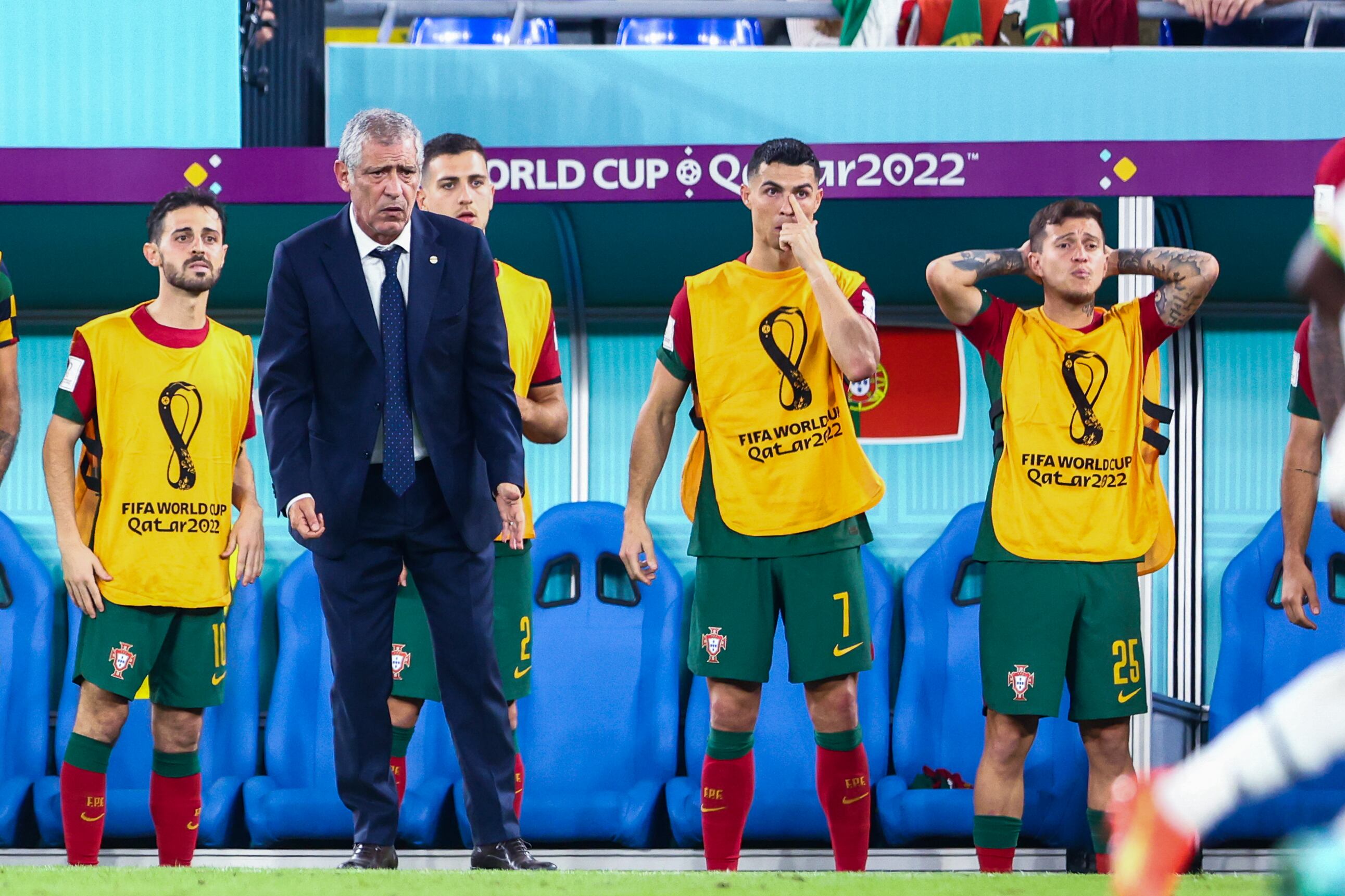 Cristiano Ronaldo junto a Otavio en el banquillo de Portugal. (Photo by Foto Olimpik/NurPhoto via Getty Images)