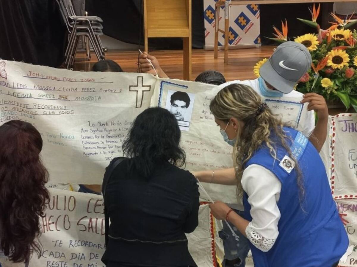Realizan sepelio simbólico a 73 desaparecidos por el paramilitarismo