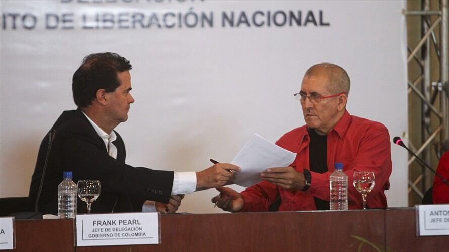 El negociador Frank Pearl (i) y el jefe de la delegación del Eln, Antonio García. Foto: Agencia EFE