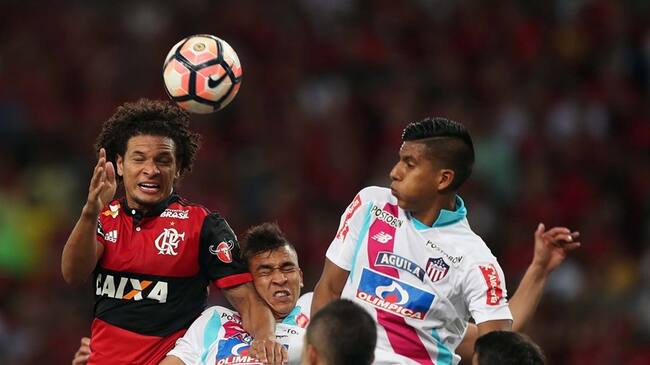 Junior no aprovechó la ventaja y perdió 2-1 contra el Flamengo. Foto: Agencia EFE