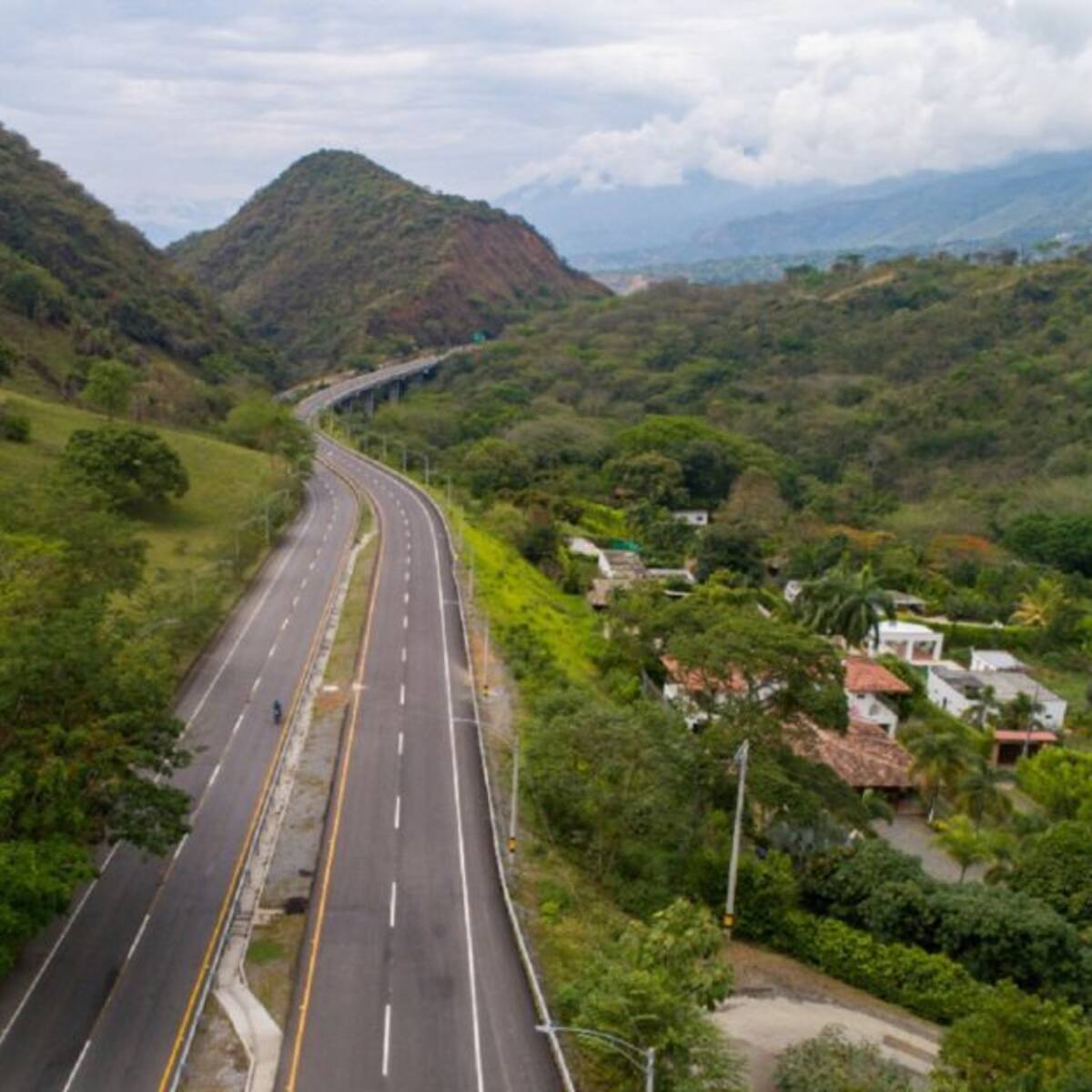 La vía Medellín- Urabá está cerrada por el desbordamiento de una quebrada