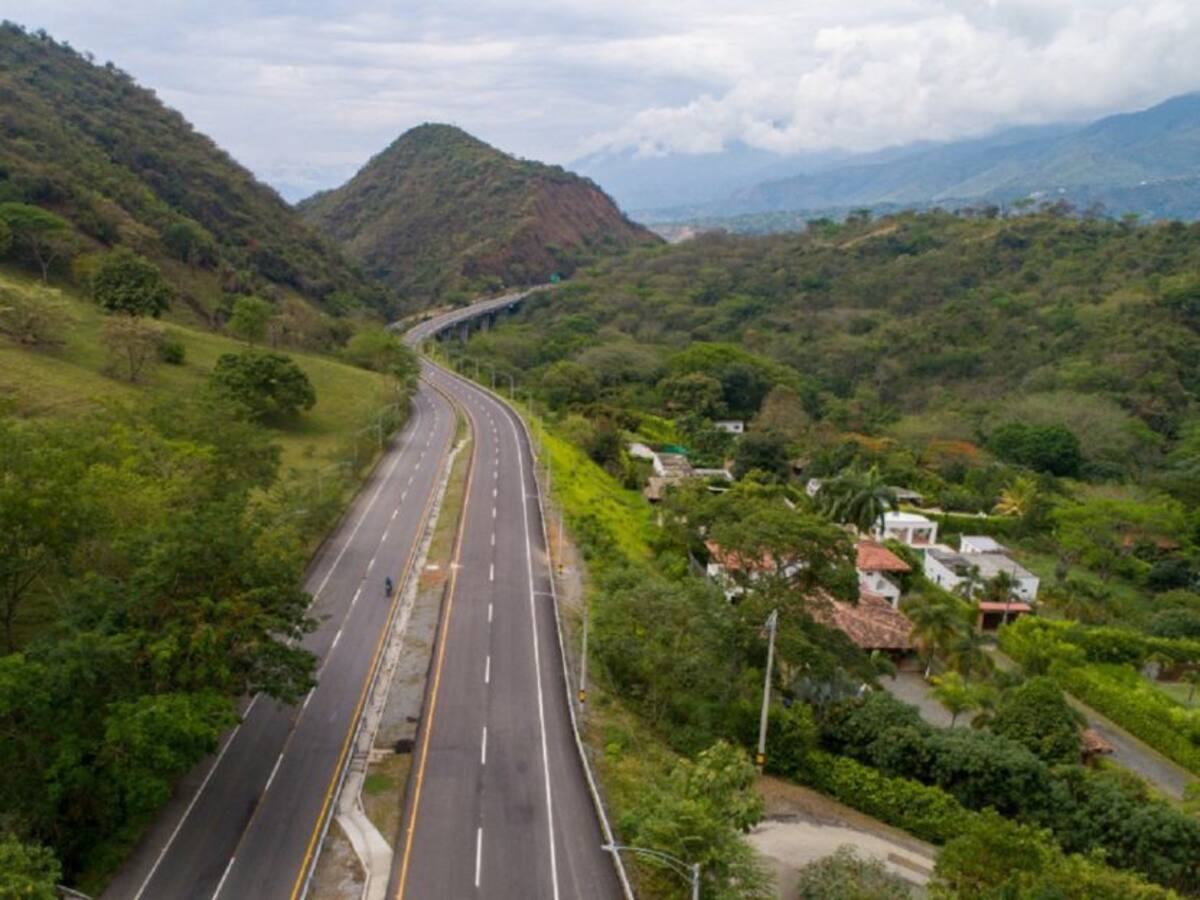 La vía Medellín- Urabá está cerrada por el desbordamiento de una quebrada