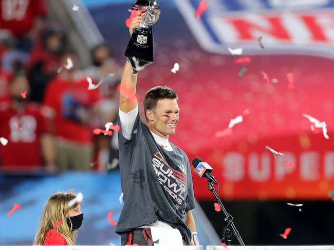 Tom Brady celebra su séptimo título del Super Bowl.