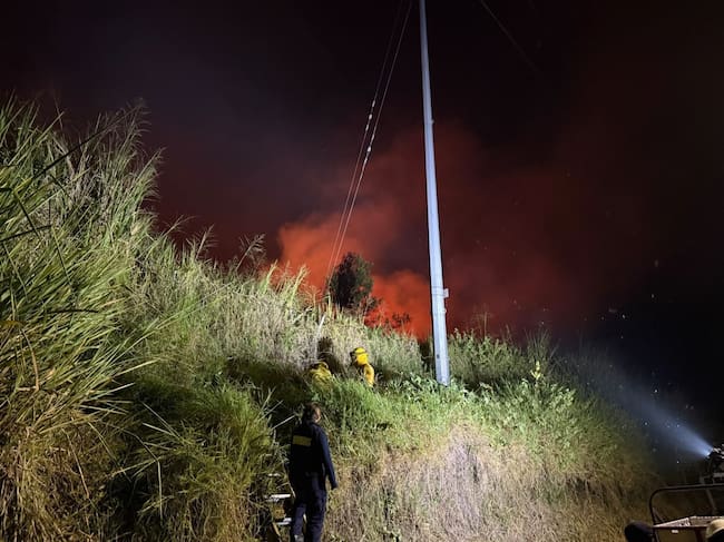 Algunas unidades bomberiles atendiendo un incendio forestal en Caldas. Foto: Jefatura de Gestión del Riesgo de Caldas.