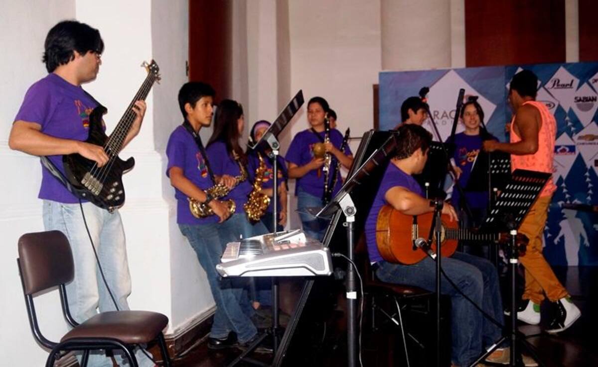 Tras varios ensayos, y bajo el ritmo de teclado, percusión y marimbas, Juanes completó la quinta versión autóctona de su canción.