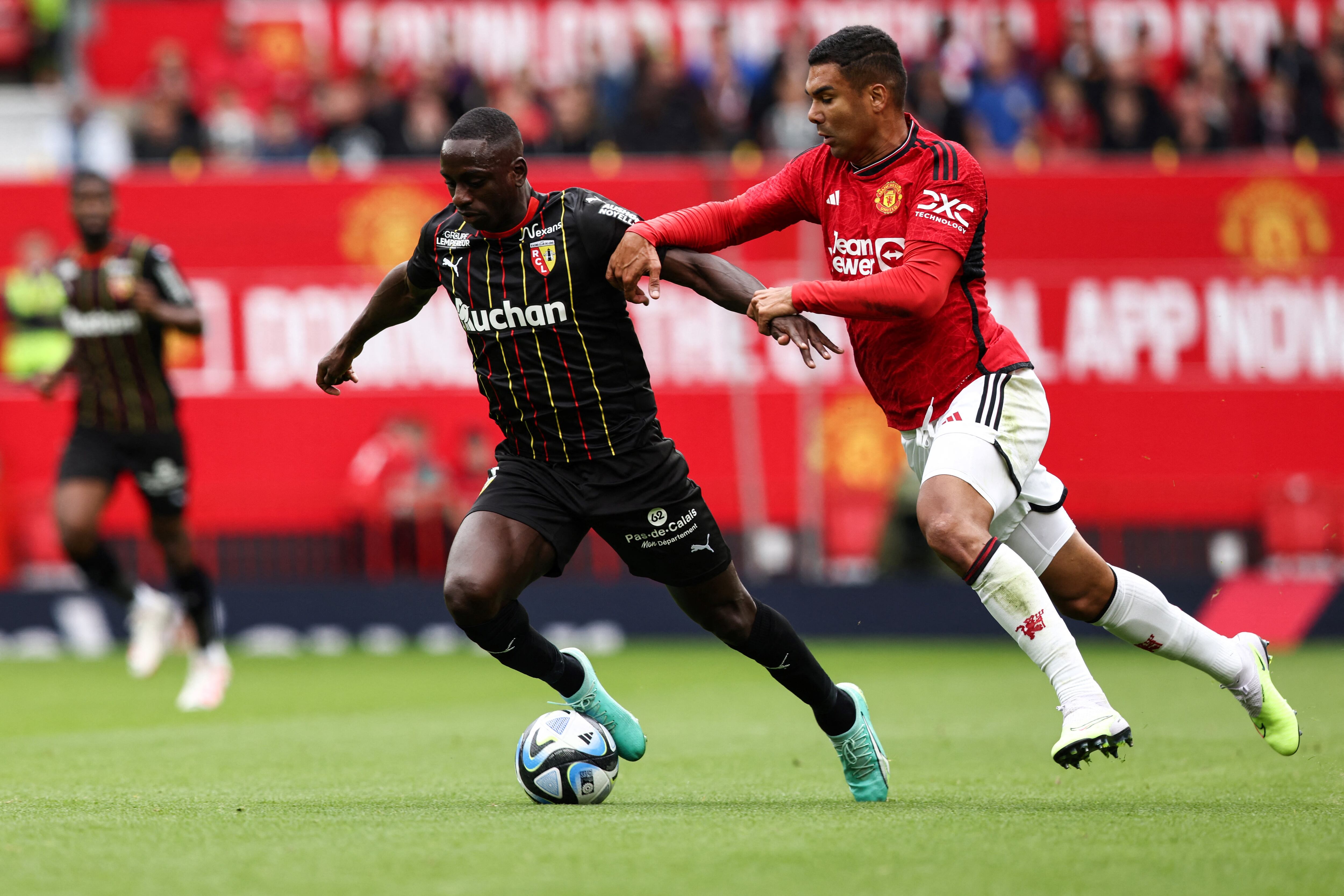 Déiver Machado en el duelo entre Lens y Manchester United. (Photo by Darren Staples / AFP) (Photo by DARREN STAPLES/AFP via Getty Images)