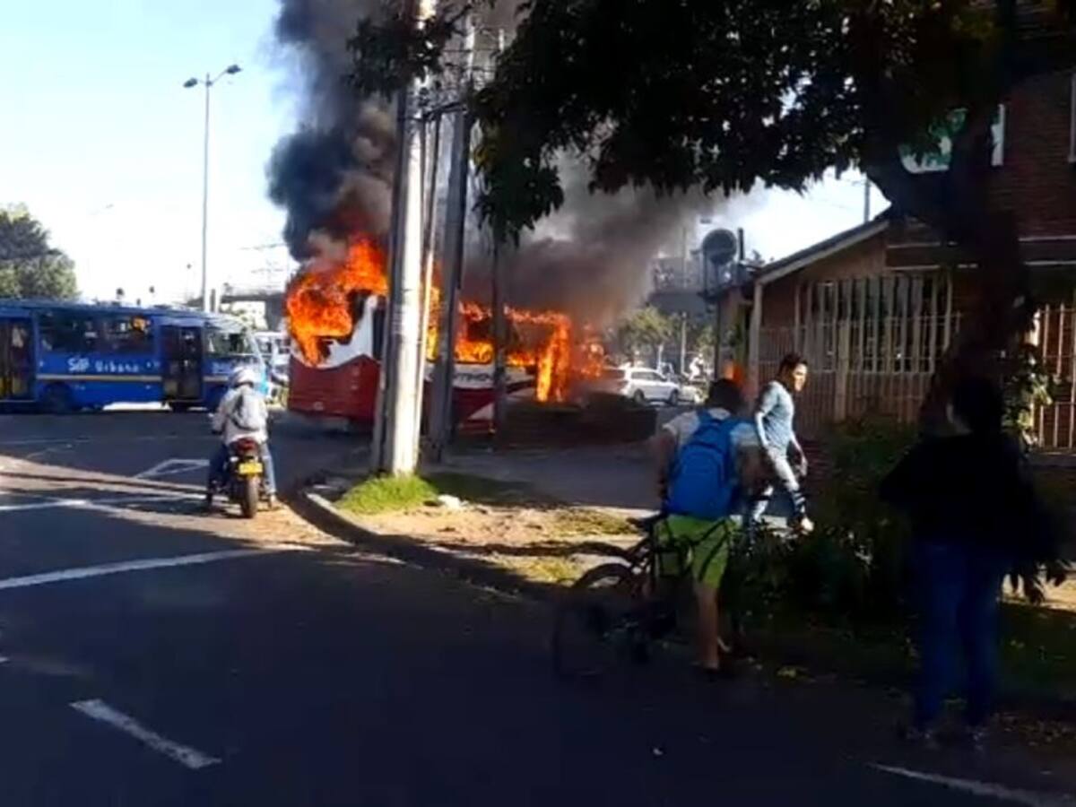 (VIDEO) SITP provisional se quema en plena vía arterial