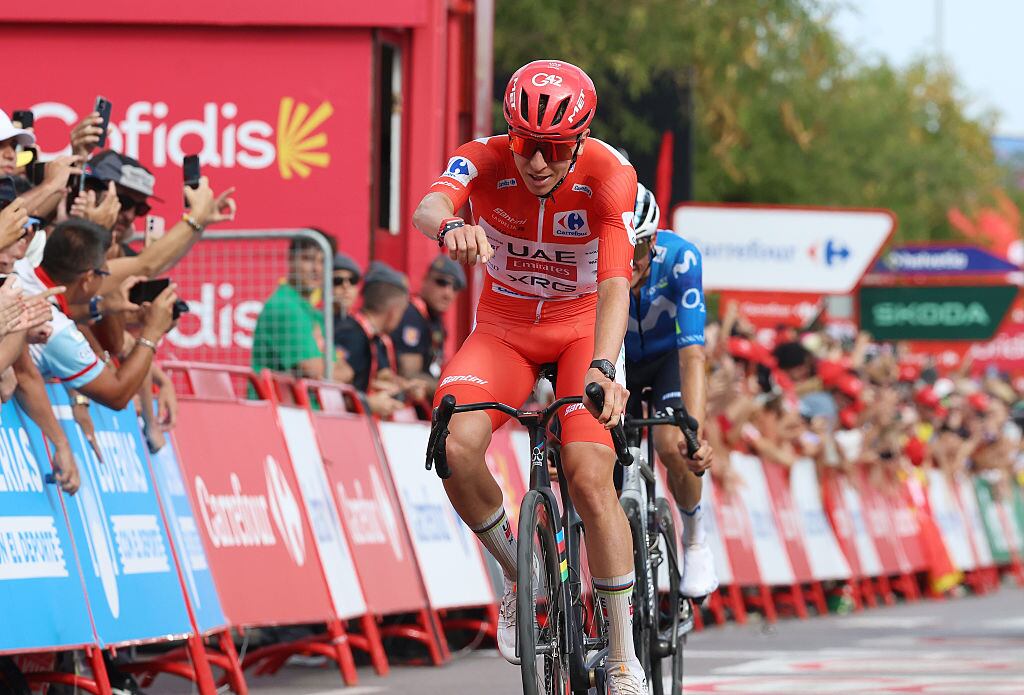 Tadej Pogacar supera a Enric Mas en el sprint final de la etapa 6 de la Vuelta España / Getty Images