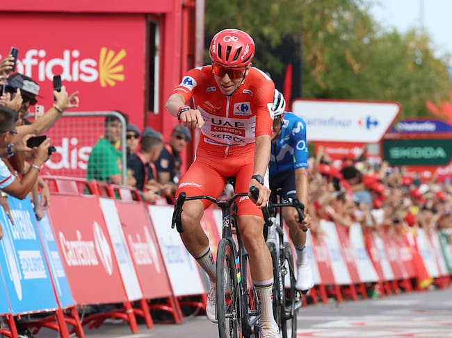 Tadej Pogacar supera a Enric Mas en el sprint final de la etapa 6 de la Vuelta España / Getty Images