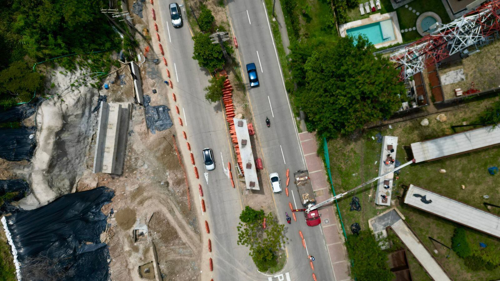Av Circunvalar Cali, instalación de puente peatonal / Foto: Alcaldía de Cali