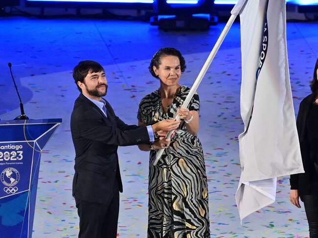 Jaime Pumarejo (izq.) y la ministra Astrid Rodriguez (der.). (Photo by Pablo VERA / AFP) (Photo by PABLO VERA/AFP via Getty Images)