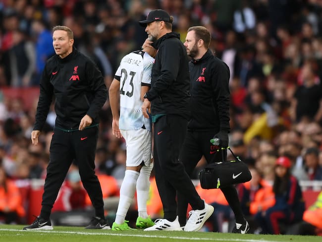 LONDON, ENGLAND - OCTOBER 09: Luis Diaz of Liverpool is substituted off during the Premier League match between Arsenal FC and Liverpool FC at Emirates Stadium on October 09, 2022 in London, England. (Photo by Shaun Botterill/Getty Images)
