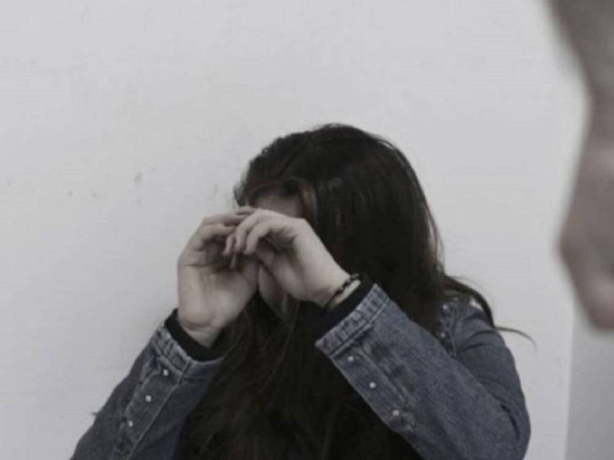 Mujer denuncia que fue agredida con una tijera por expareja de su compañero