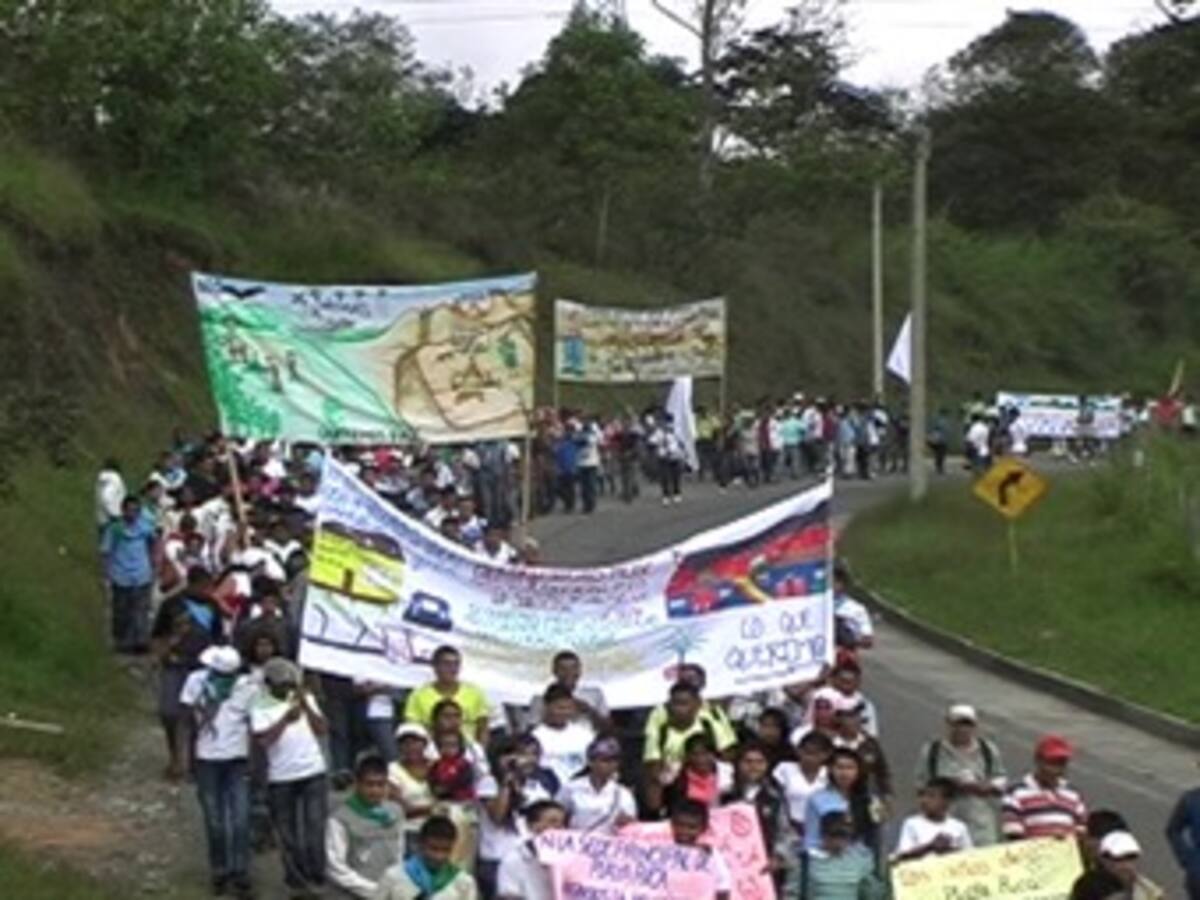 Campesinos entregan a dos uniformados que tenían retenidos en el Cauca