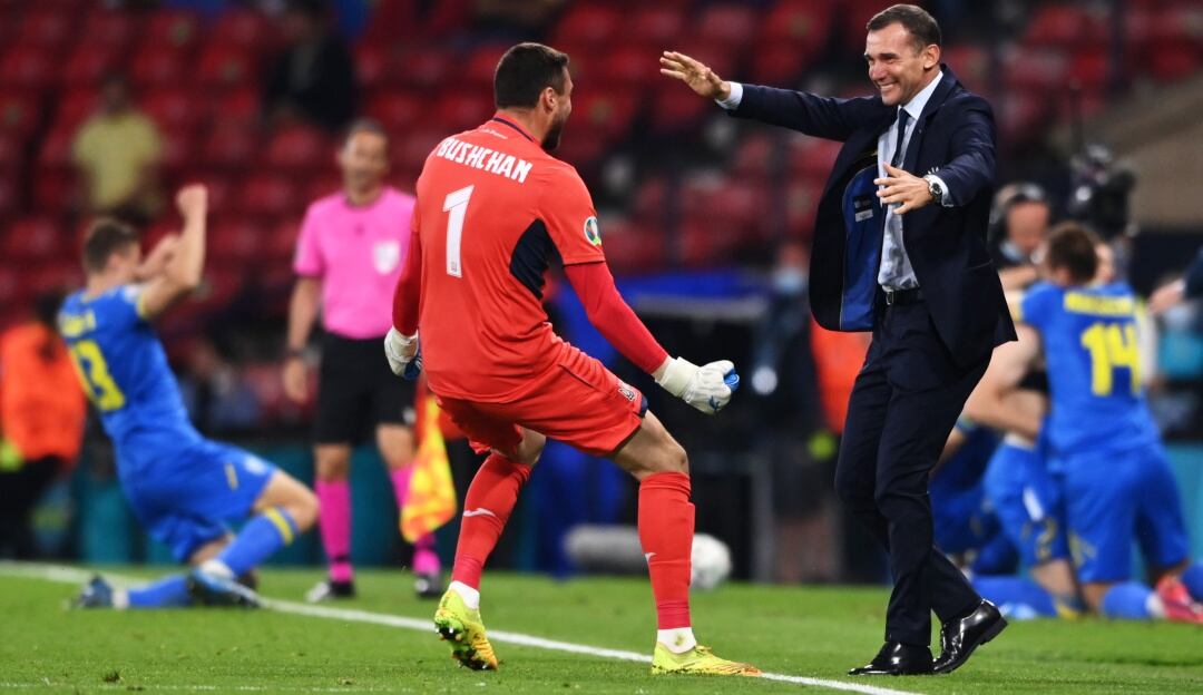 Andriy Shevchenko celebrando la clasificación a cuartos de final de la Eurocopa junto a Gueorgui Bushchán