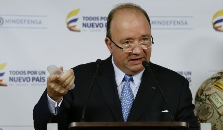 Ministro de Defensa: Luis Carlos Villegas.