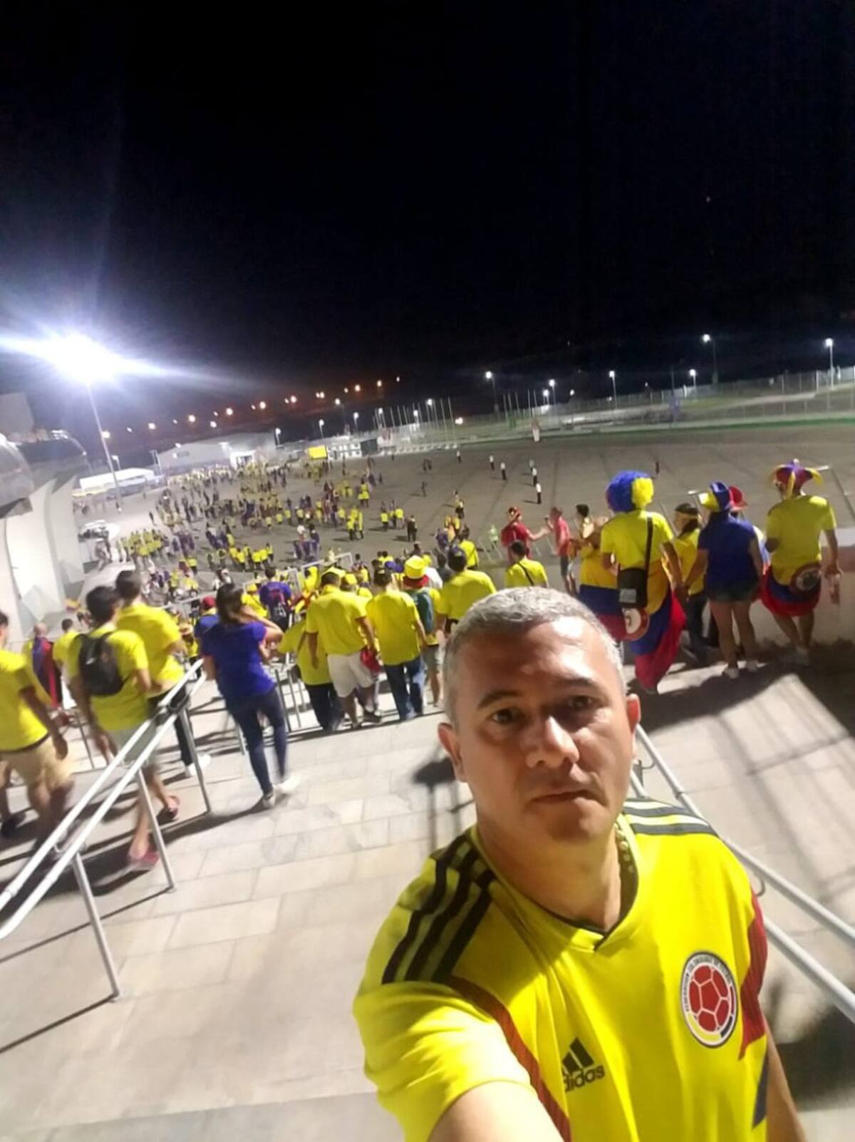 Saliento del estadio de Kazan luego del triunfo de la selección Colombia