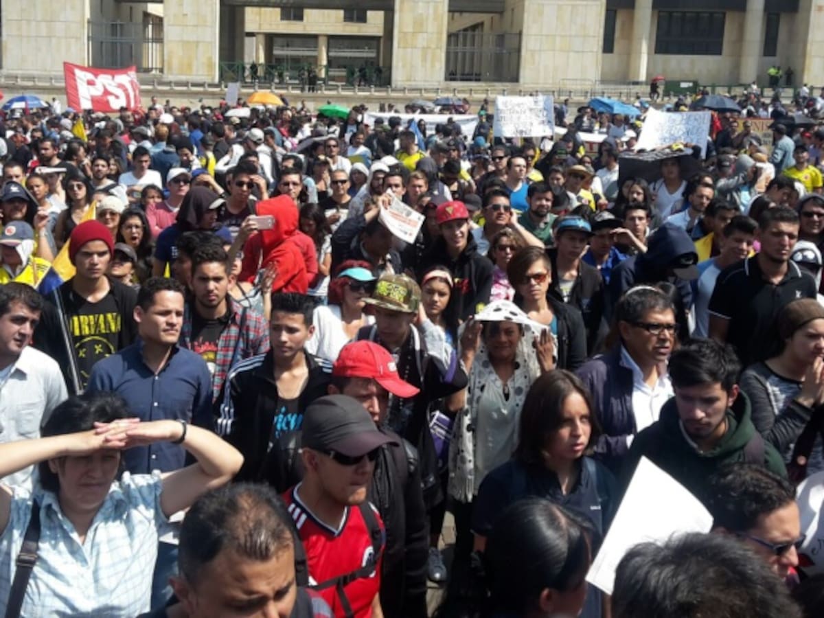 Cientos de trabajadores se concentran a esta hora en la Plaza de Bolívar de Bogotá