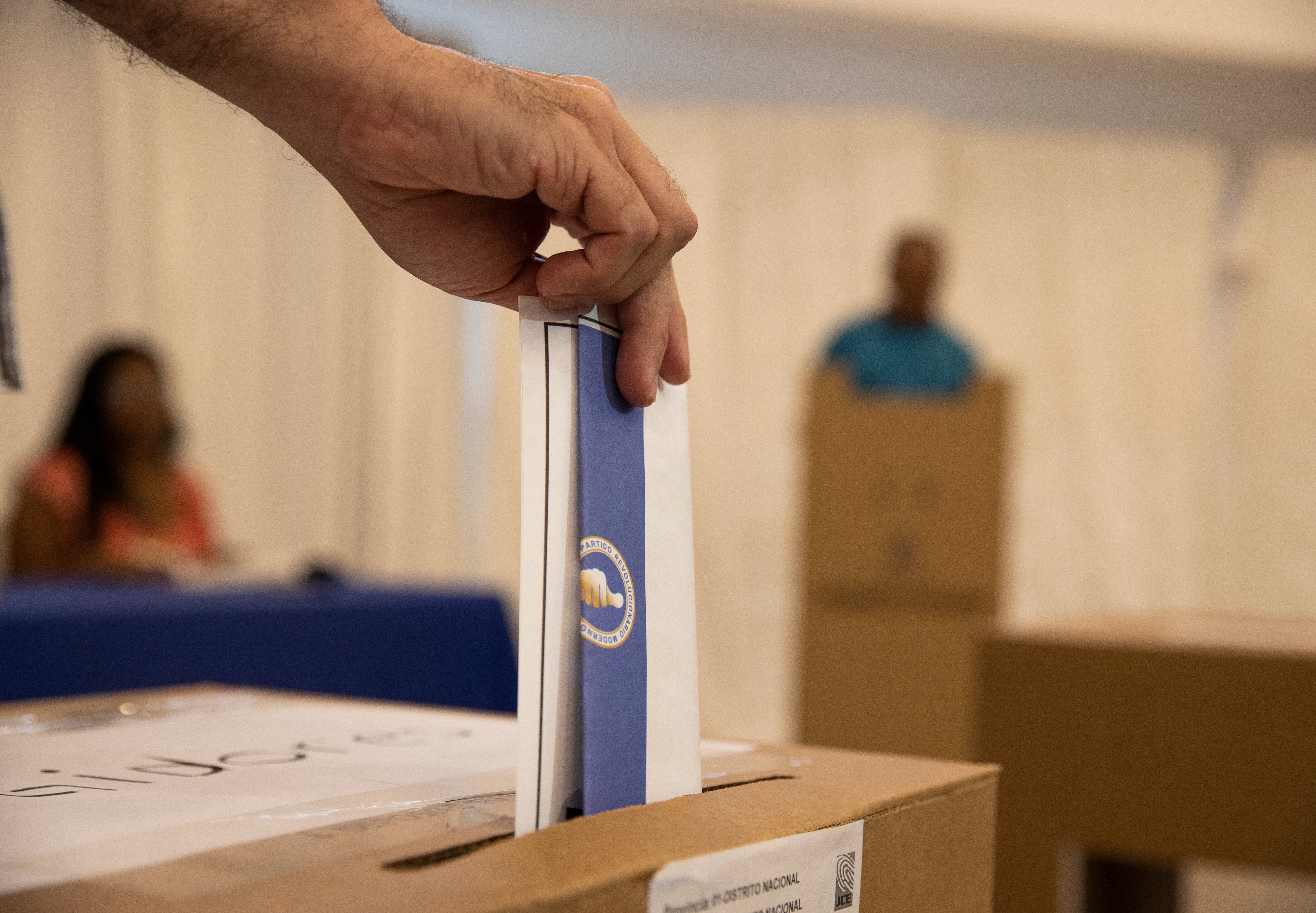 SANTO DOMINGO (REPÚBLICA DOMINICANA), 01/10/2023.- Un elector vota en las elecciones primarias del Partido Revolucionario Moderno (PRM) hoy, en Santo Domingo (República Dominicana). El gobernante Partido Revolucionario Moderno (PRM) celebra votaciones primarias para designar a sus aspirantes a los comicios municipales, legislativos y presidenciales de 2024, con el presidente Luis Abinader como precandidato, lo que supone el inicio del proceso electoral en República Dominicana. EFE/ Orlando Barría