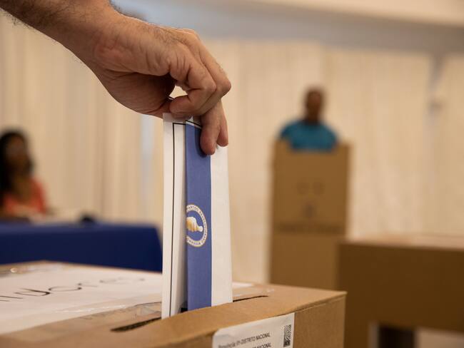 SANTO DOMINGO (REPÚBLICA DOMINICANA), 01/10/2023.- Un elector vota en las elecciones primarias del Partido Revolucionario Moderno (PRM) hoy, en Santo Domingo (República Dominicana). El gobernante Partido Revolucionario Moderno (PRM) celebra votaciones primarias para designar a sus aspirantes a los comicios municipales, legislativos y presidenciales de 2024, con el presidente Luis Abinader como precandidato, lo que supone el inicio del proceso electoral en República Dominicana. EFE/ Orlando Barría