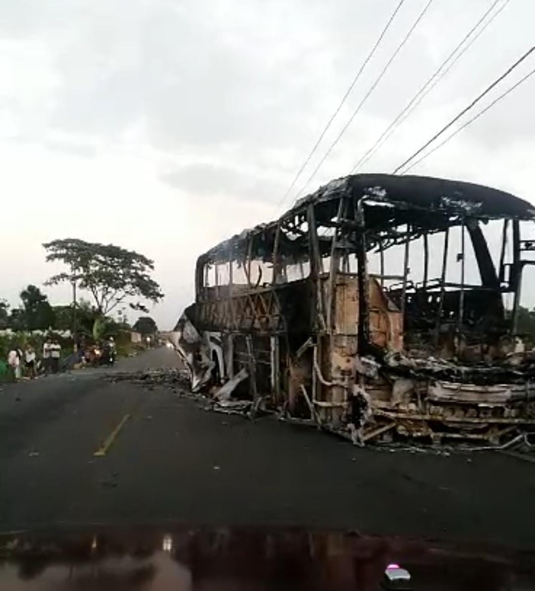 Así quedó el bus incinerado en la vía Tumaco- Pasto. Foto: Cortesía
