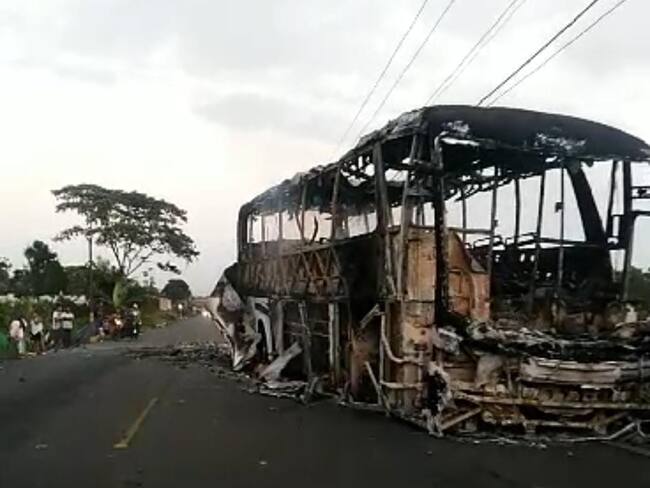 Así quedó el bus incinerado en la vía Tumaco- Pasto. Foto: Cortesía