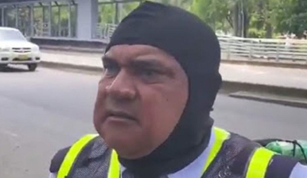 Este es el guarda de tránsito que increpó a dos mujeres, cuando le exigieron el tapabocas.