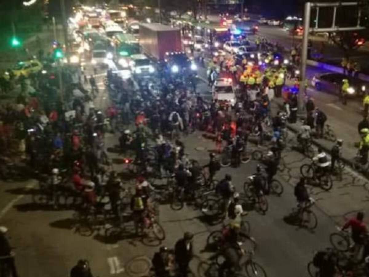 Protesta de ciclistas termina en enfrentamientos con la Policía en Bogotá