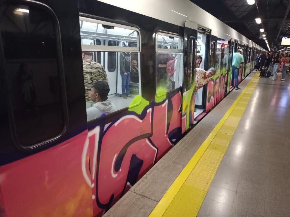 Grafitis en el metro de Medellín. Foto: cortesía.