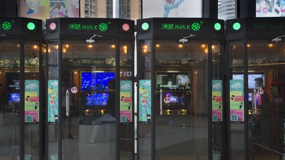China prohibirá canciones con “contenido ilícito” en los karaokes del país