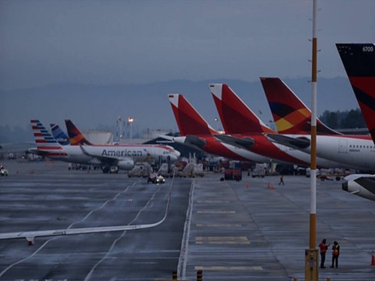 Aeropuerto El Dorado presenta inconvenientes por mal clima