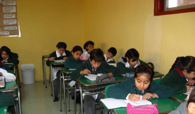 Niños estudiando