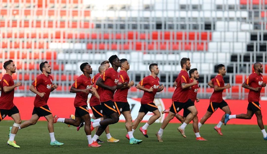 Falcao y el resto de jugadores de Galatasaray se entrena en el campo del PSV.