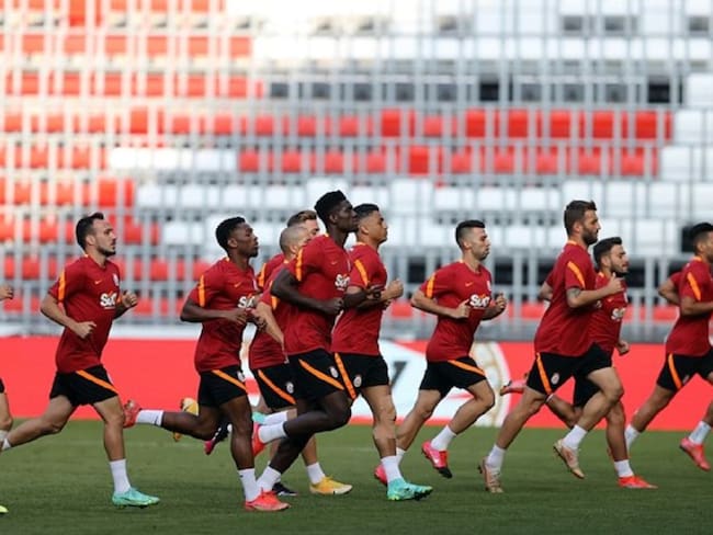 Falcao y el resto de jugadores de Galatasaray se entrena en el campo del PSV.