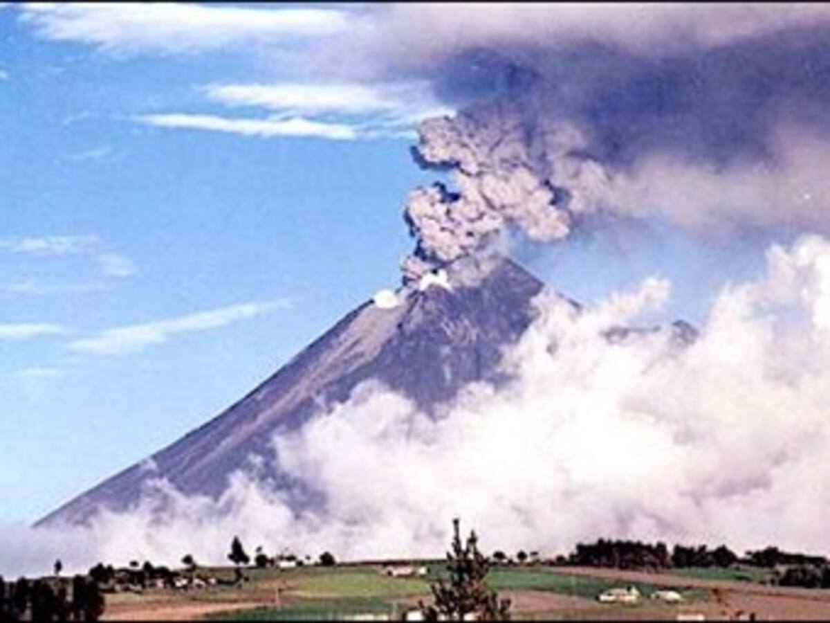 Más de una veintena de explosiones y 95 sismos leves se registraron hoy en el volcán Tungu