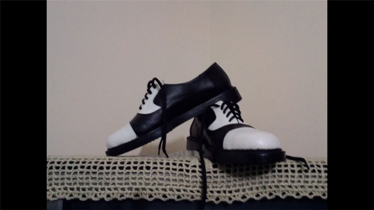 “Fuera de una escuela primaria del pueblo, en Bangladesh”. Por Chris MacLeod.